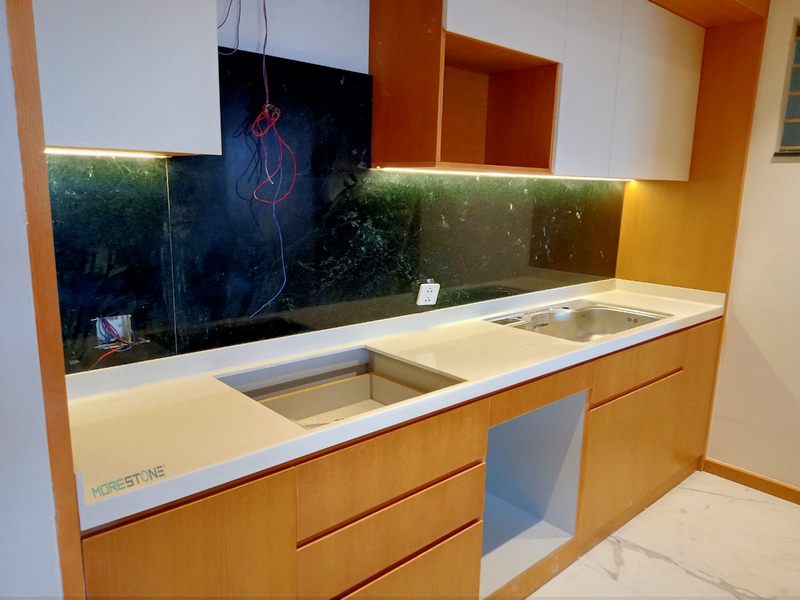 Đá ốp tường bếp với ưu điểm đẹp, sang trọng mang đến sự sang nhã, ấn tượng mỗi khi bước chân vào căn bếp ấm áp.
